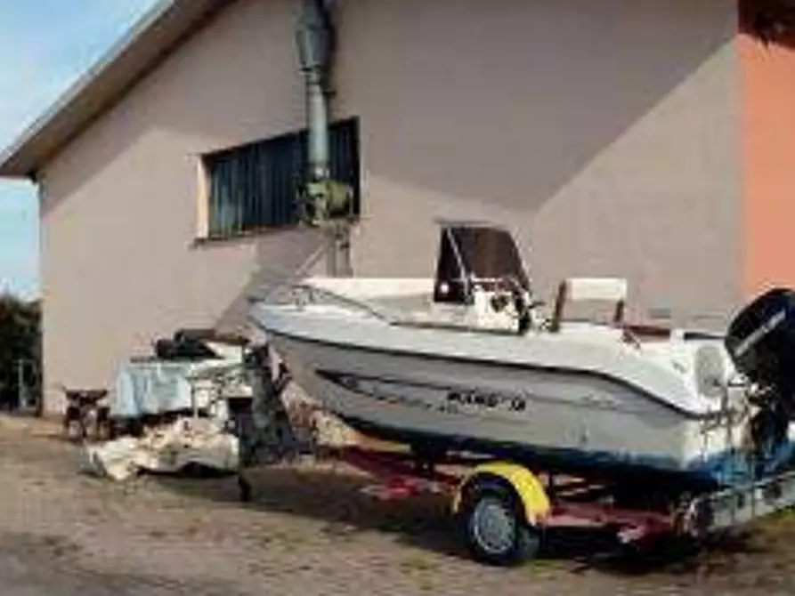 Immagine 4 di Stabile in vendita  in Via Umbria a Tuoro Sul Trasimeno