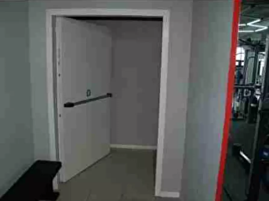 Immagine 5 di Negozio in vendita  in Via Don Giuseppe Diana a Gubbio