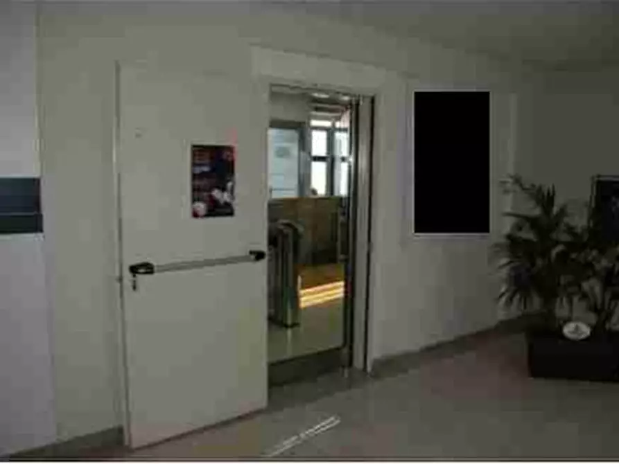 Immagine 4 di Negozio in vendita  in Via Don Giuseppe Diana a Gubbio