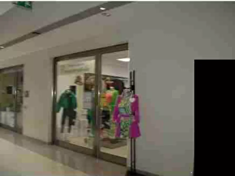 Immagine 12 di Negozio in vendita  in Via Don Giuseppe Diana a Gubbio