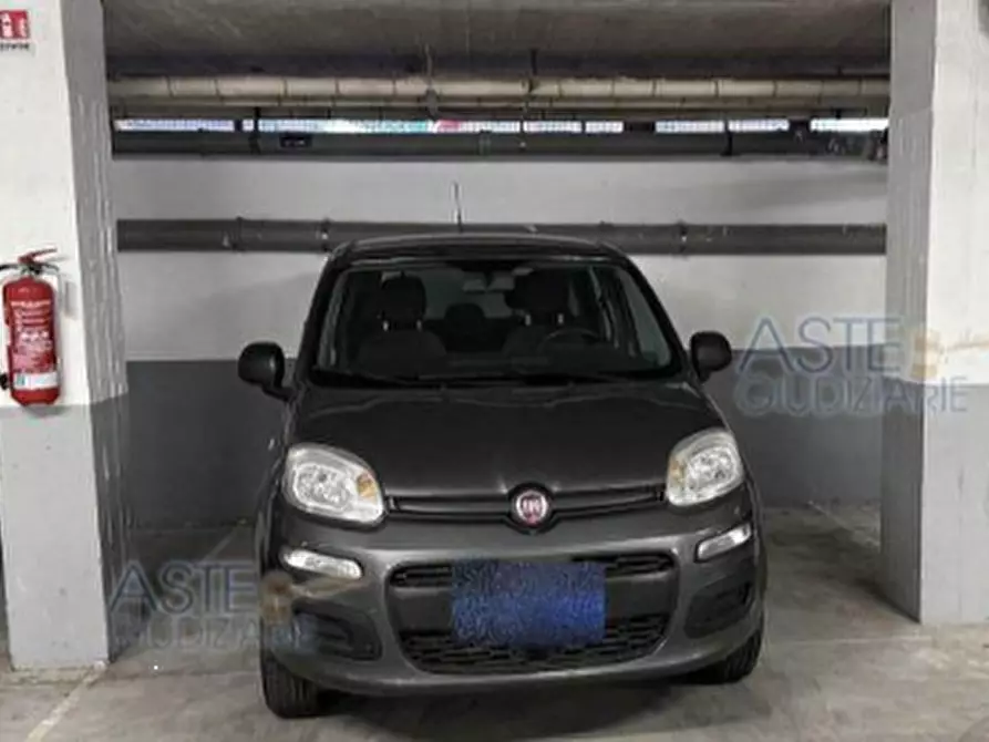 Immagine 6 di Garage in vendita  in Via Raffaele de Cosa a Roma