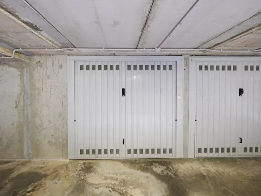 Immagine 3 di Garage in vendita  in Via Martiri di Cefalonia a Peschiera Borromeo