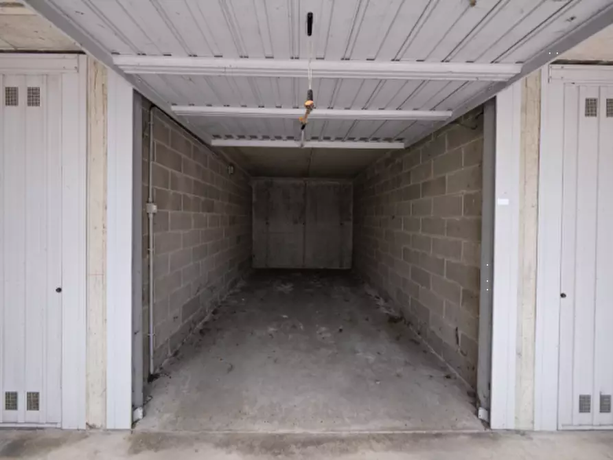 Immagine 1 di Garage in vendita  in Via Martiri di Cefalonia a Peschiera Borromeo