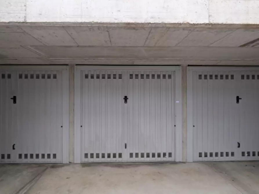 Immagine 2 di Garage in vendita  in Via Martiri di Cefalonia a Peschiera Borromeo