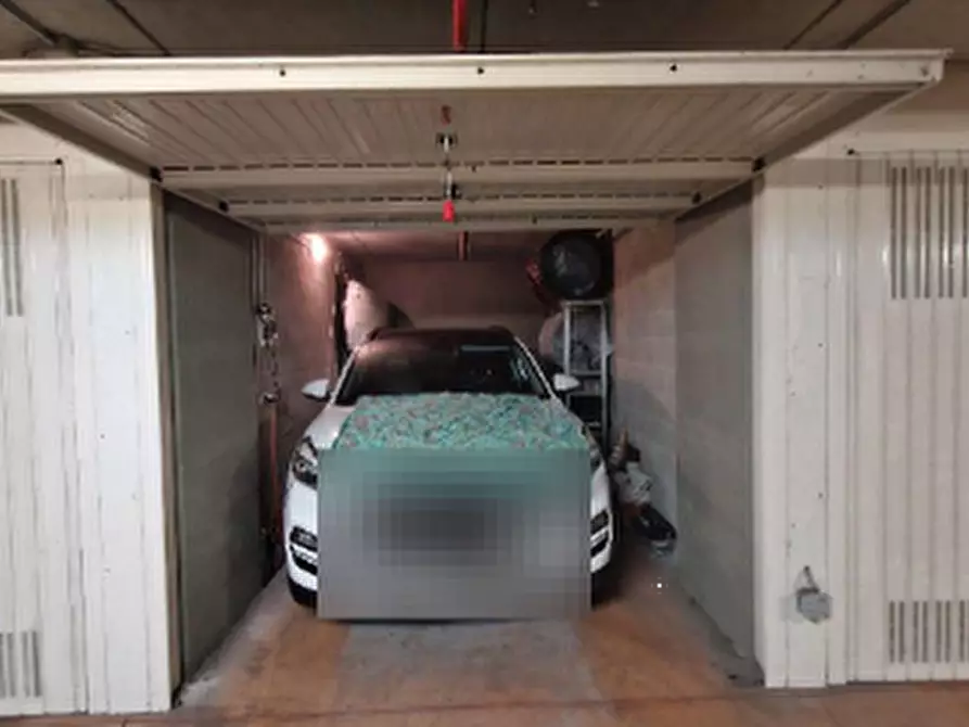 Immagine 2 di Garage in vendita  in Piazza Adriano  a Torino