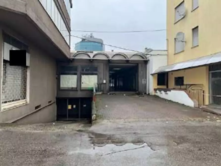 Immagine 3 di Negozio in vendita  in Viale Trieste a Montecchio Maggiore