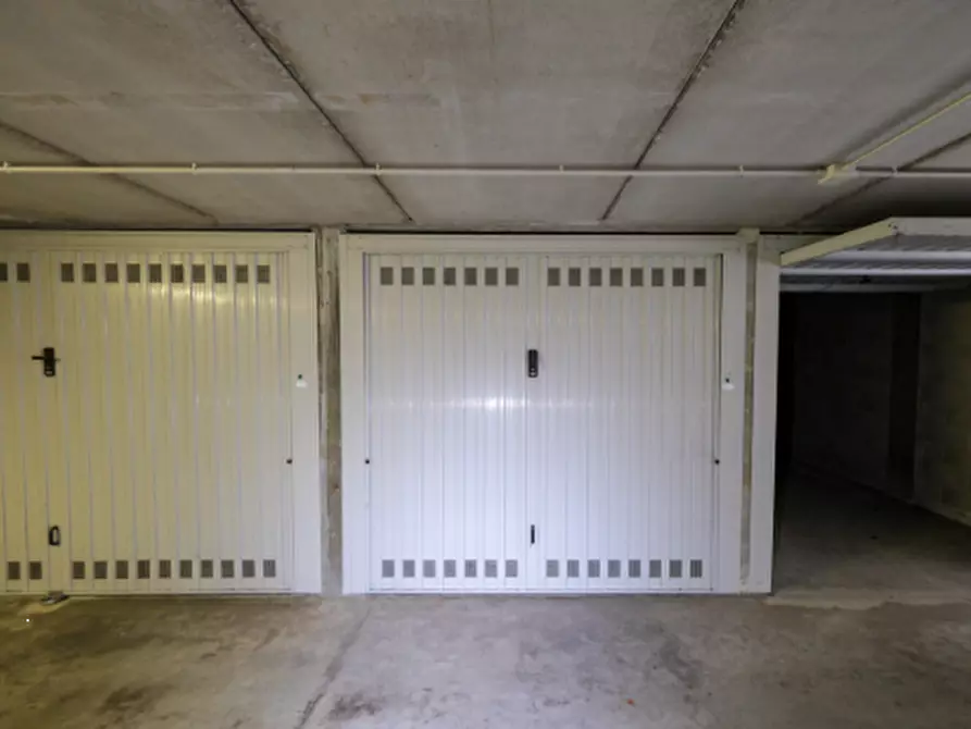 Immagine 1 di Garage in vendita  in Via Martiri di Cefalonia a Peschiera Borromeo