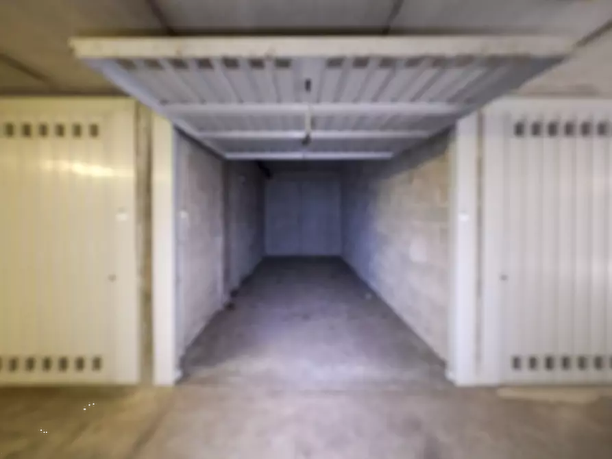 Immagine 2 di Garage in vendita  in Via Martiri di Cefalonia a Peschiera Borromeo