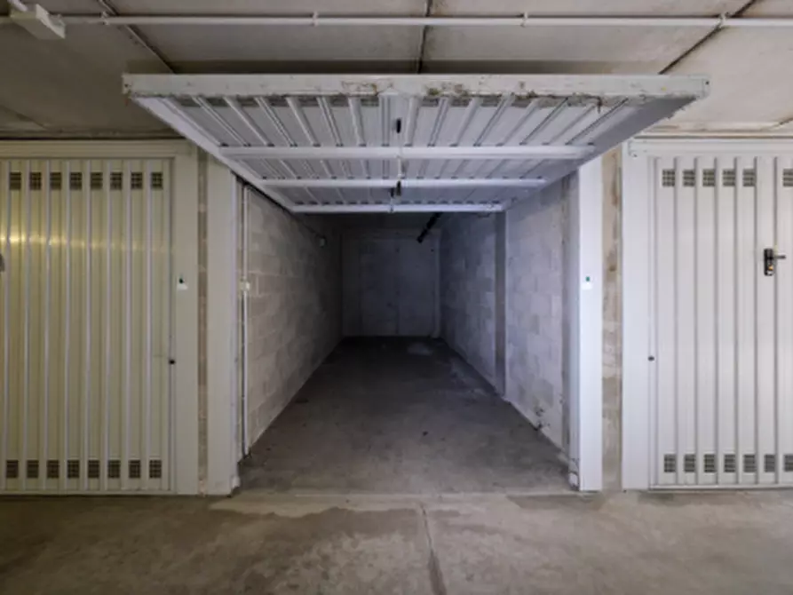 Immagine 2 di Garage in vendita  in Via Martiri di Cefalonia a Peschiera Borromeo