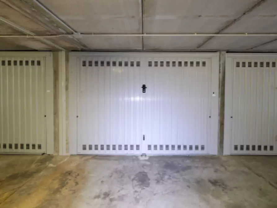 Immagine 3 di Garage in vendita  in Via Martiri di Cefalonia a Peschiera Borromeo
