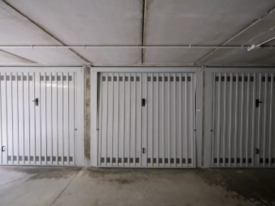Immagine 1 di Garage in vendita  in Via Martiri di Cefalonia a Peschiera Borromeo