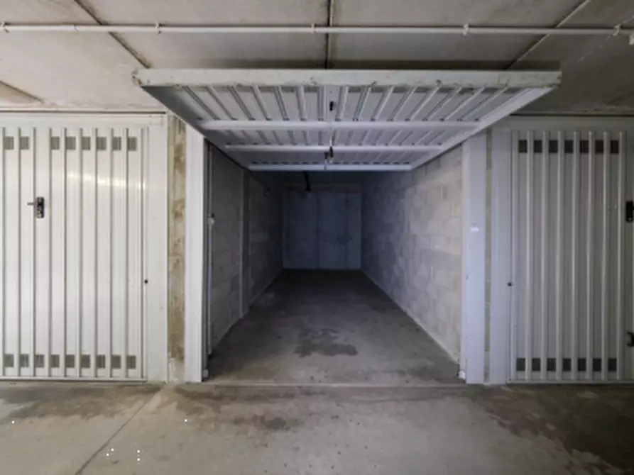 Immagine 2 di Garage in vendita  in Via Martiri di Cefalonia a Peschiera Borromeo