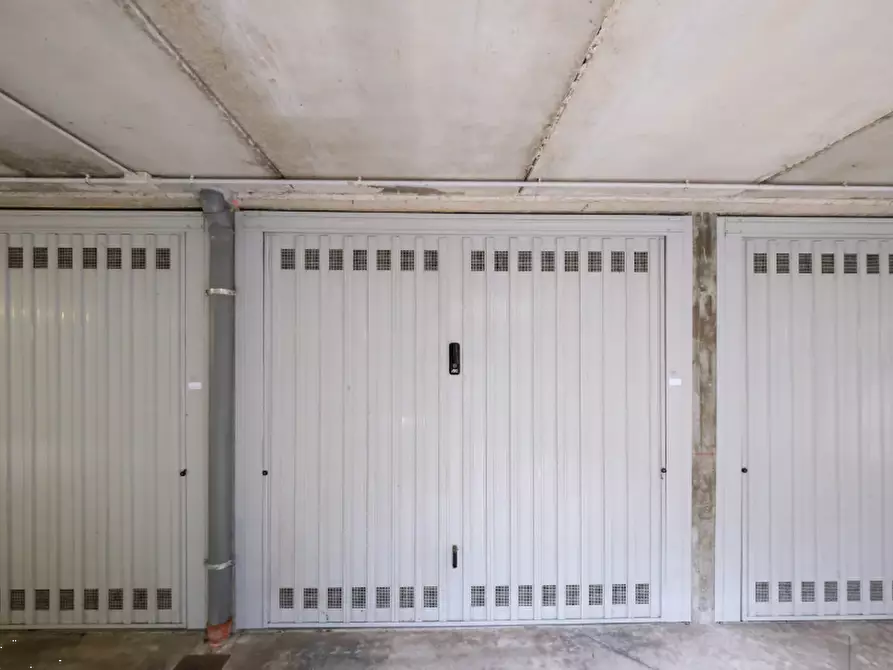 Immagine 1 di Garage in vendita  in Via Martiri di Cefalonia a Peschiera Borromeo