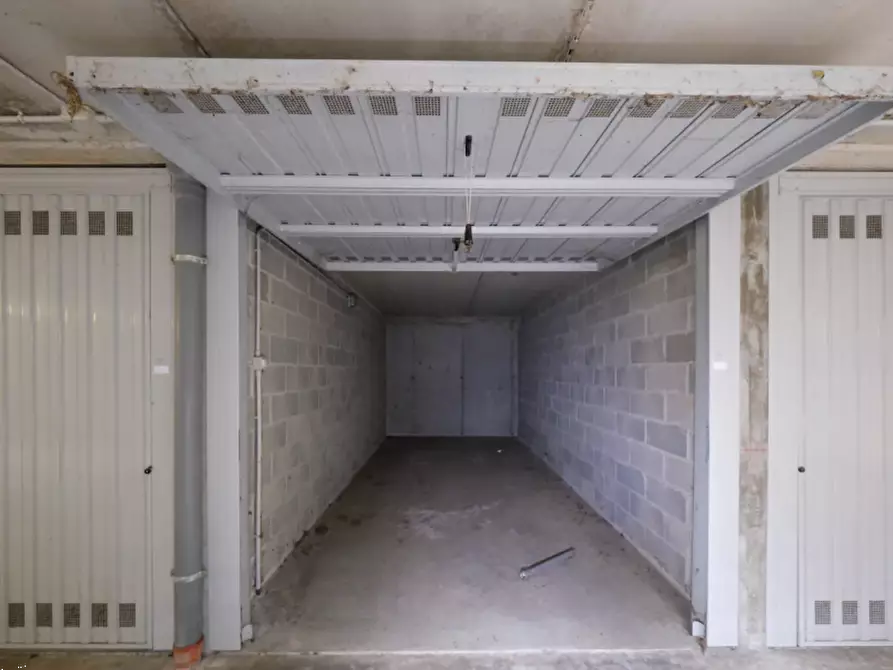 Immagine 2 di Garage in vendita  in Via Martiri di Cefalonia a Peschiera Borromeo