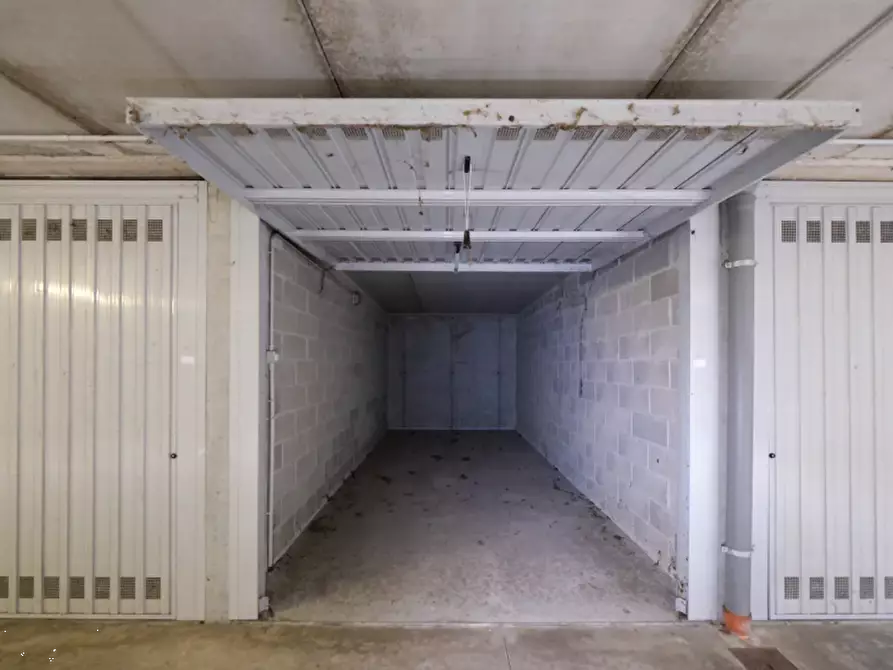 Immagine 1 di Garage in vendita  in Via Martiri di Cefalonia a Peschiera Borromeo
