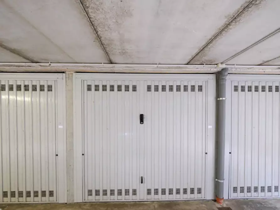 Immagine 2 di Garage in vendita  in Via Martiri di Cefalonia a Peschiera Borromeo