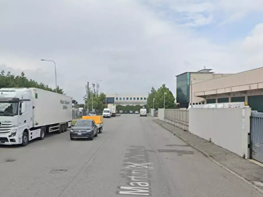 Immagine 4 di Garage in vendita  in Via Martiri di Cefalonia a Peschiera Borromeo