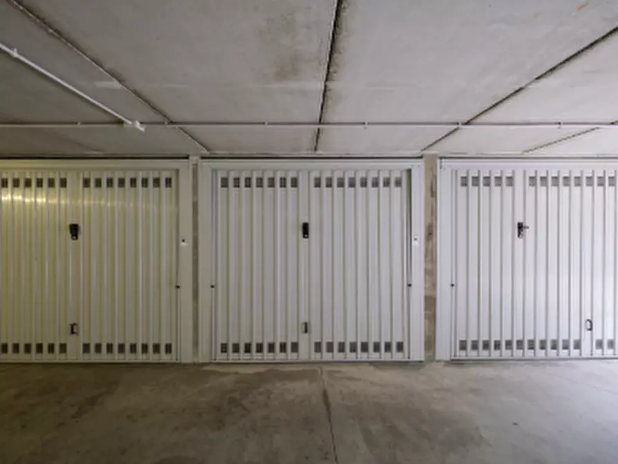 Immagine 1 di Garage in vendita  in Via Martiri di Cefalonia a Peschiera Borromeo