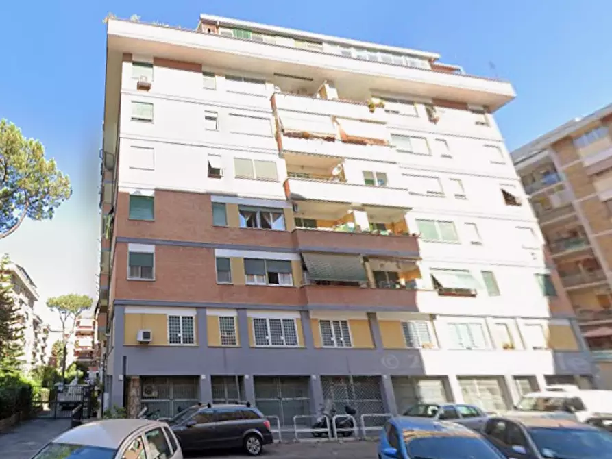 Immagine 3 di Appartamento in vendita  in Via Lari a Roma