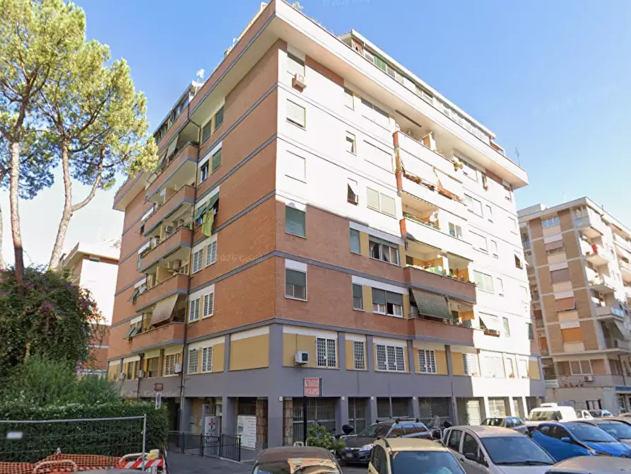 Immagine 4 di Appartamento in vendita  in Via Lari a Roma