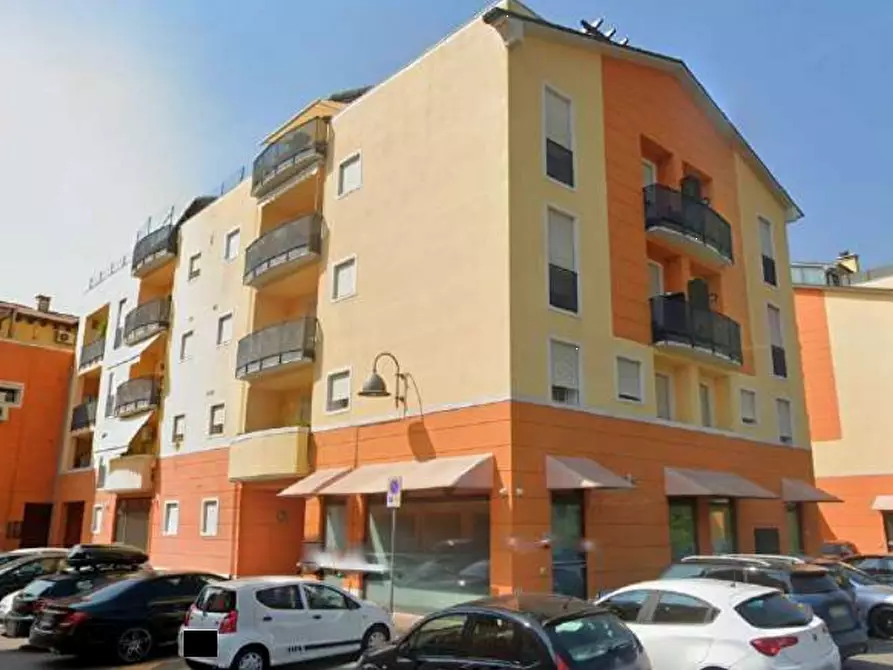 Immagine 4 di Negozio in vendita  in Piazzale Mario Rumor a Chiampo