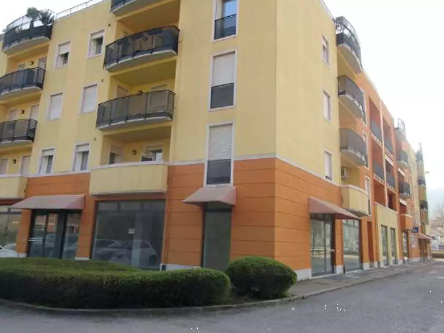 Immagine 2 di Negozio in vendita  in Piazzale Mario Rumor a Chiampo