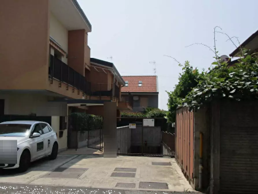 Immagine 1 di Garage in vendita  in Via Pirandello a Seregno