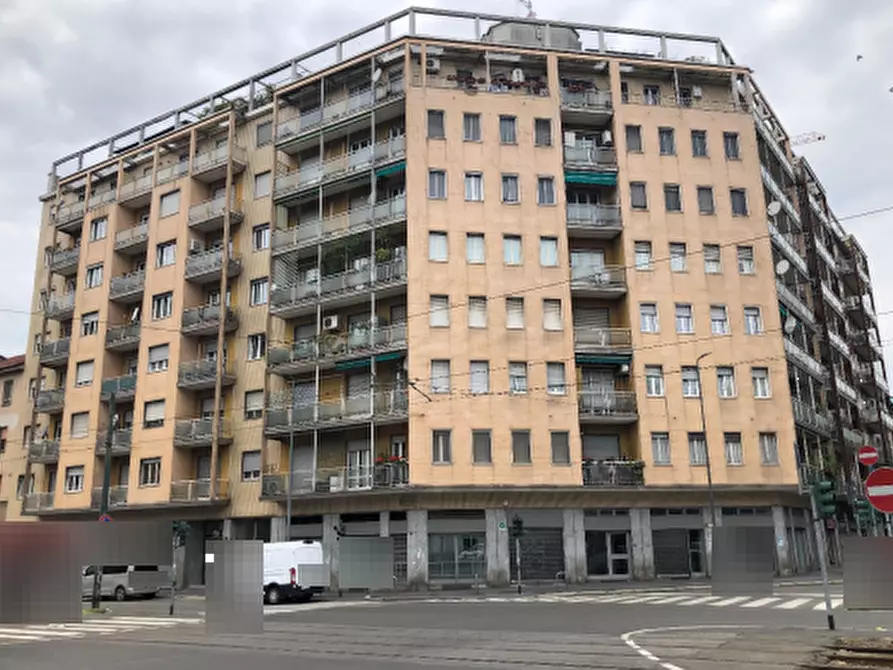 Immagine 1 di Magazzino in vendita  in Via Giambellino a Milano