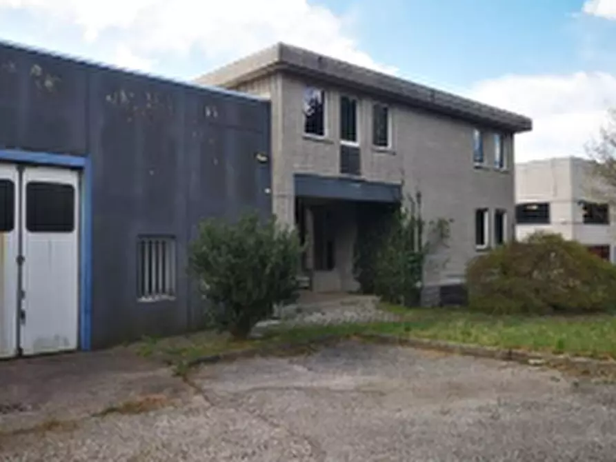 Immagine 3 di Stabile in vendita  in  Via G. di vittorio a Malnate