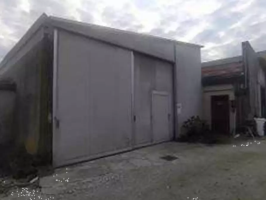Immagine 3 di Laboratorio in vendita  in Via Alessandro Manzoni a Costa Di Rovigo