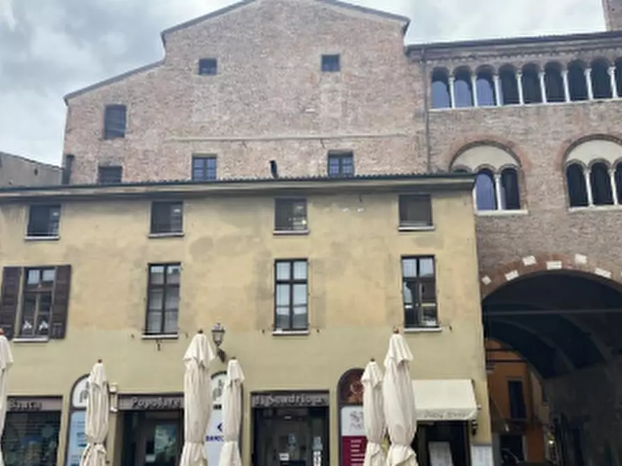 Immagine 1 di Negozio in vendita  in Piazza Broletto a Mantova