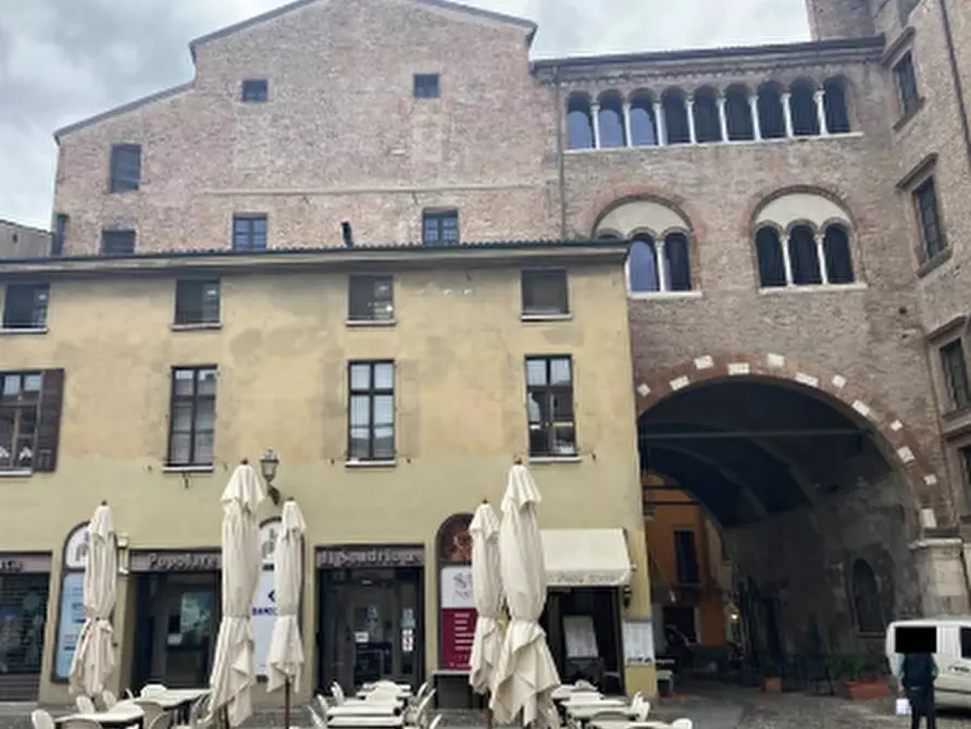 Immagine 2 di Negozio in vendita  in Piazza Broletto a Mantova