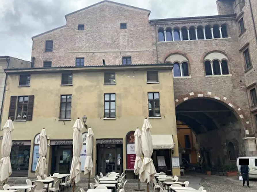 Immagine 4 di Negozio in vendita  in Piazza Broletto a Mantova