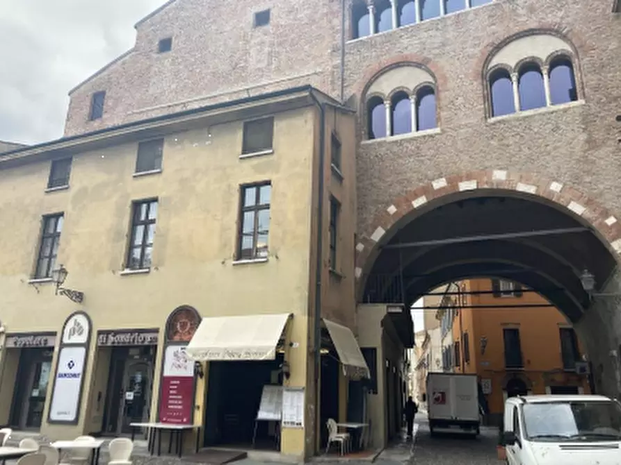 Immagine 5 di Negozio in vendita  in Piazza Broletto a Mantova