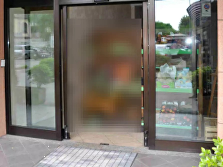 Immagine 1 di Negozio in vendita  in Via Guglielmo Marconi a Ranica