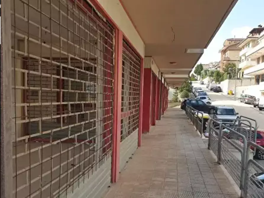 Immagine 3 di Negozio in vendita  in Via G. Di Vittorio a Montegranaro