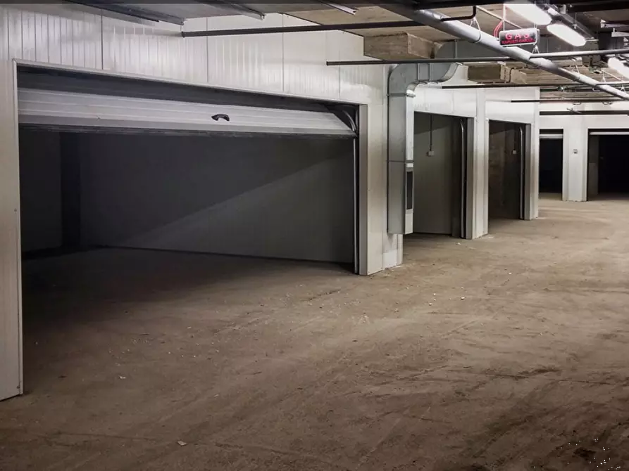Immagine 2 di Garage in vendita  in Via Cecco Angiolieri  a Sona