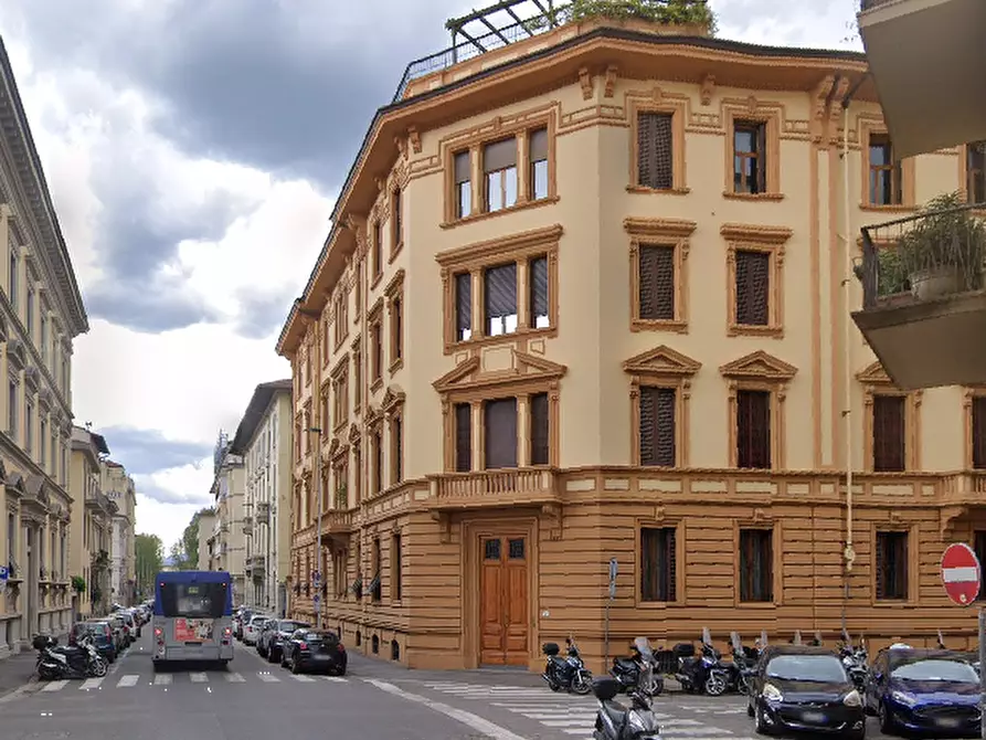 Immagine 5 di Appartamento in vendita  in via dei Della Robbia a Firenze