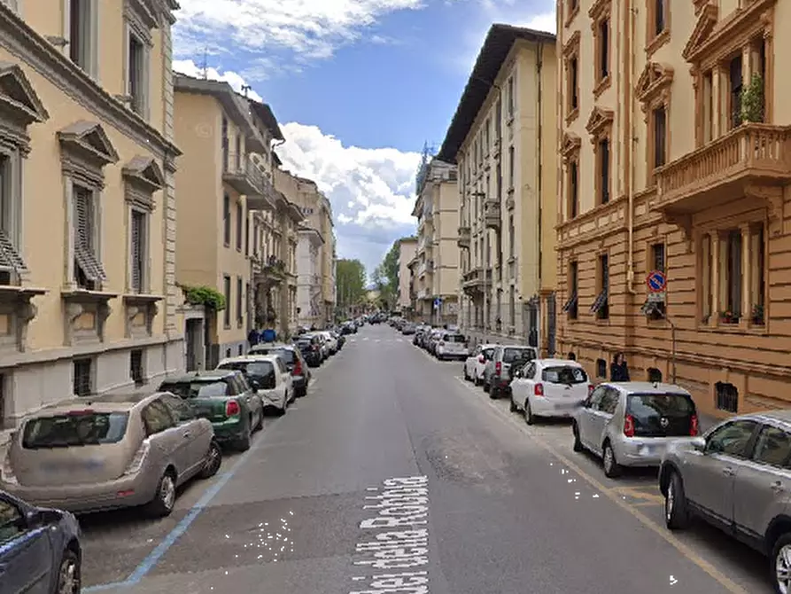 Immagine 12 di Appartamento in vendita  in via dei Della Robbia a Firenze