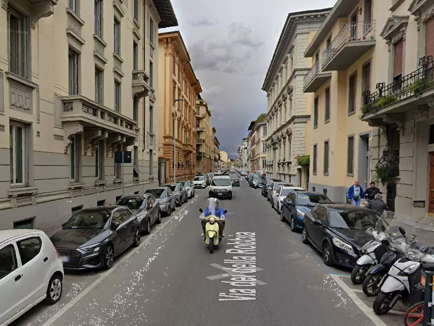 Immagine 13 di Appartamento in vendita  in via dei Della Robbia a Firenze