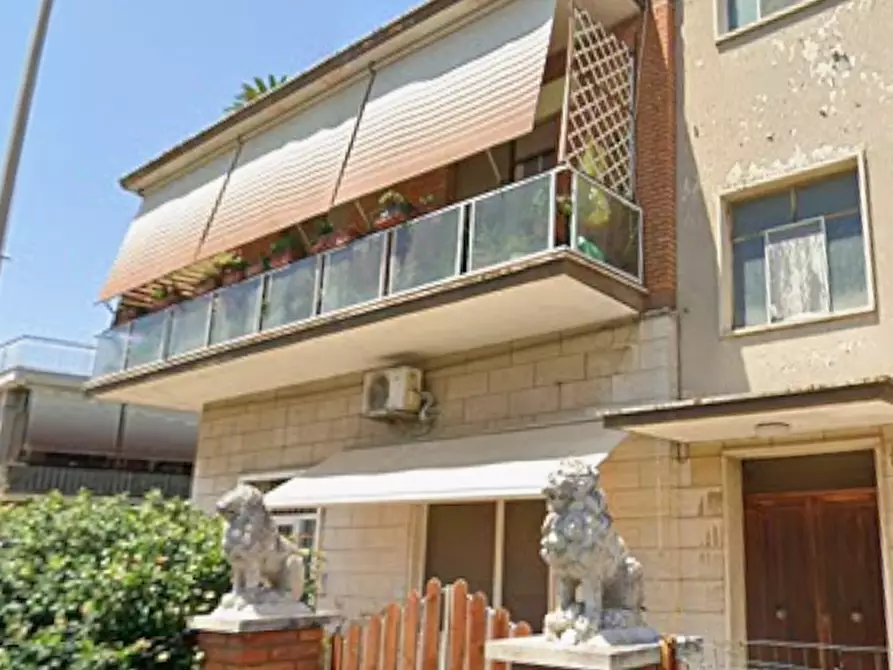 Immagine 1 di Negozio in vendita  in Via Fiamignano a Roma