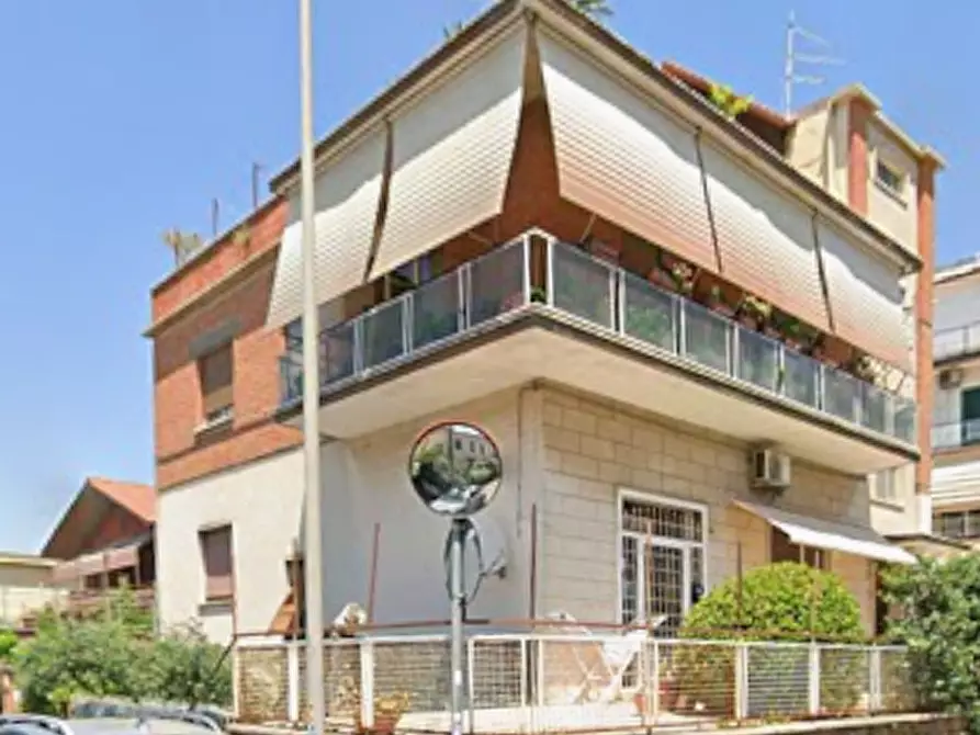 Immagine 5 di Negozio in vendita  in Via Fiamignano a Roma