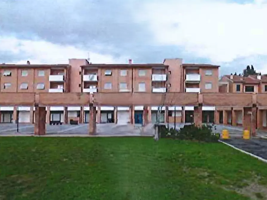 Immagine 1 di Negozio in vendita  in Piazza E. De Filippo  a Castelfiorentino