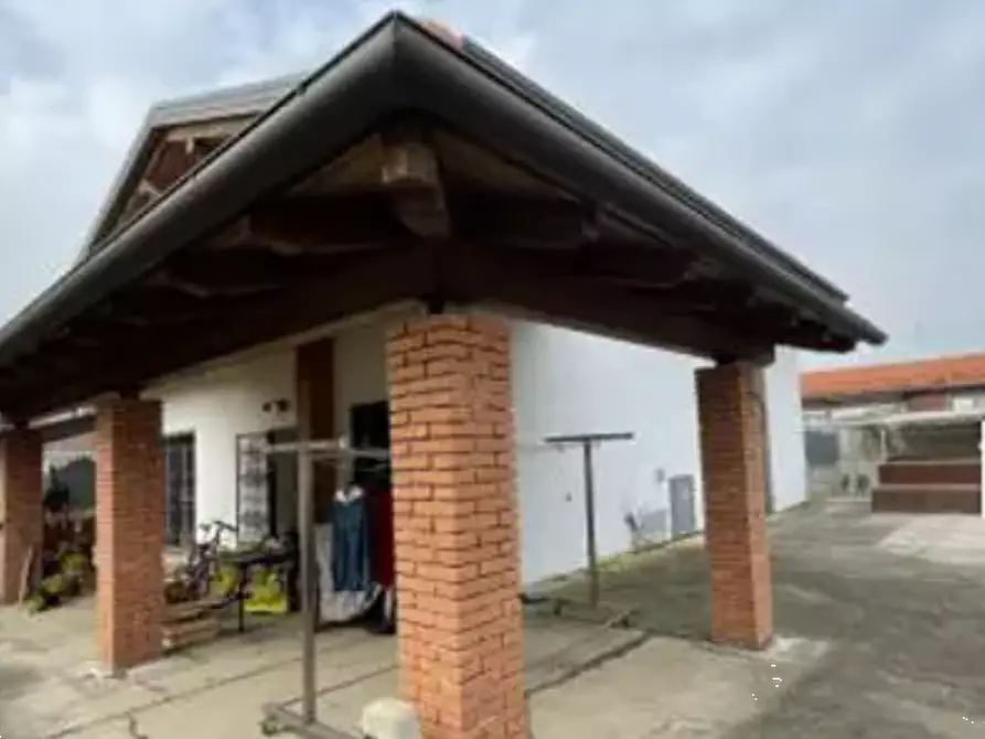 Immagine 1 di Villa in vendita  in Via Cristoforo Colombo a Inveruno