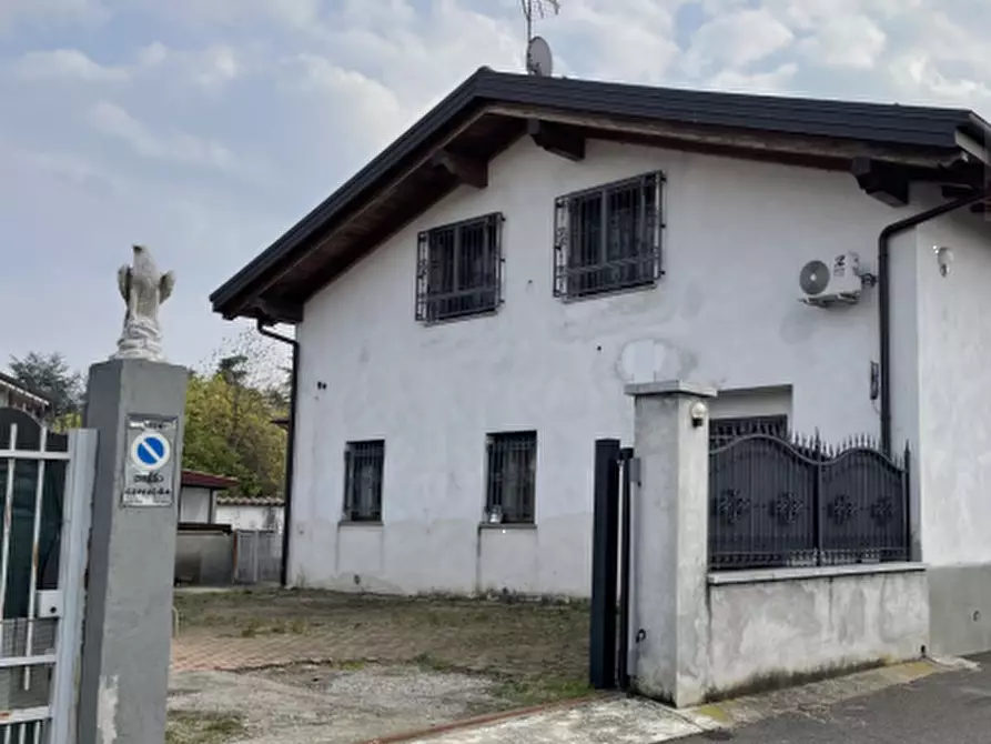 Immagine 2 di Villa in vendita  in Via Cristoforo Colombo a Inveruno