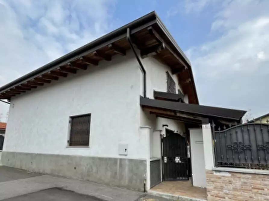 Immagine 3 di Villa in vendita  in Via Cristoforo Colombo a Inveruno