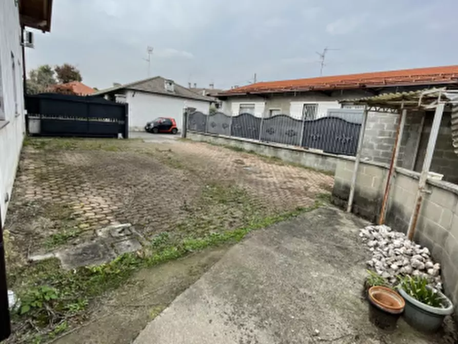 Immagine 10 di Villa in vendita  in Via Cristoforo Colombo a Inveruno