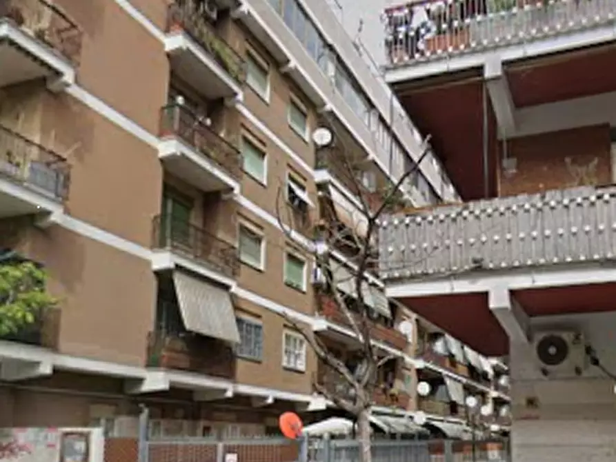 Immagine 3 di Appartamento in vendita  in Via delle Canarie a Roma