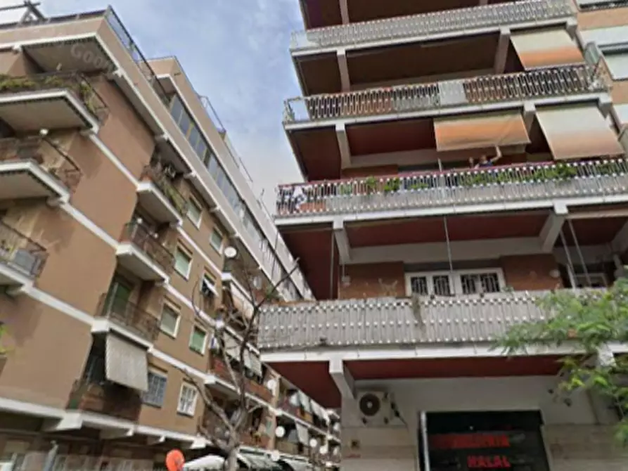 Immagine 4 di Appartamento in vendita  in Via delle Canarie a Roma