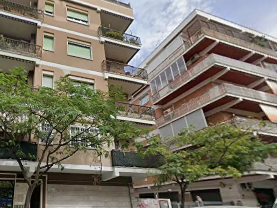 Immagine 5 di Appartamento in vendita  in Via delle Canarie a Roma